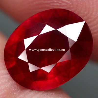 AAA NATÜRLICHER RUBIN - NATURAL RUBY CT 5.14 SI TOP BLOOD RED OVAL CUT ORIGIN MADA