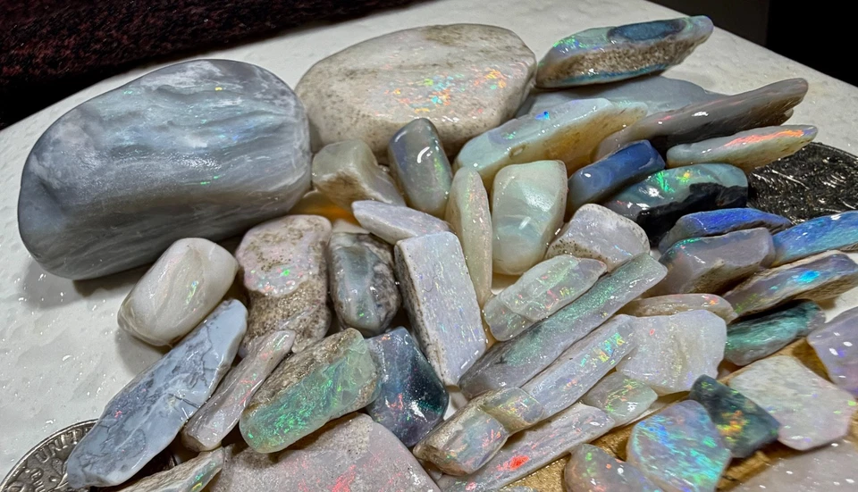 SUBASTAS DE ÓPALO ÁSPERO AUSTRALIANO NEGRO CRISTAL OSCURO PAQUETE COLORES BRILLANTES 324c VIDO Foto 4 de 4