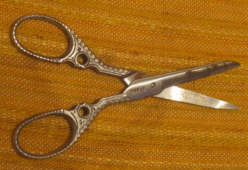 Antike, museale, seltene  Schere  (um  1900) -  und div. Handarbeitsartikel (21) - Bild 2 von 4