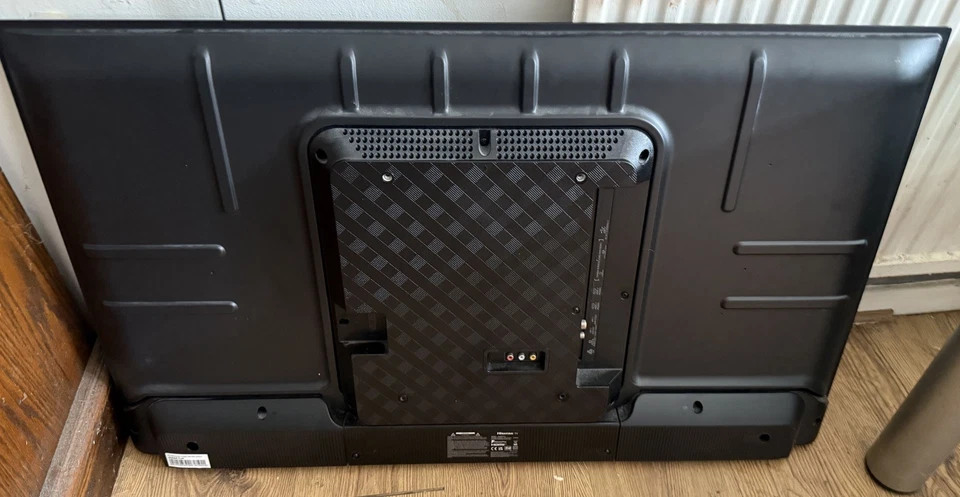 Hisense 43A6KTUK 43" 4K LED Smart TV - Black SMASHED SCREEN - PARTS NOT WORKING - Image 2 of 3