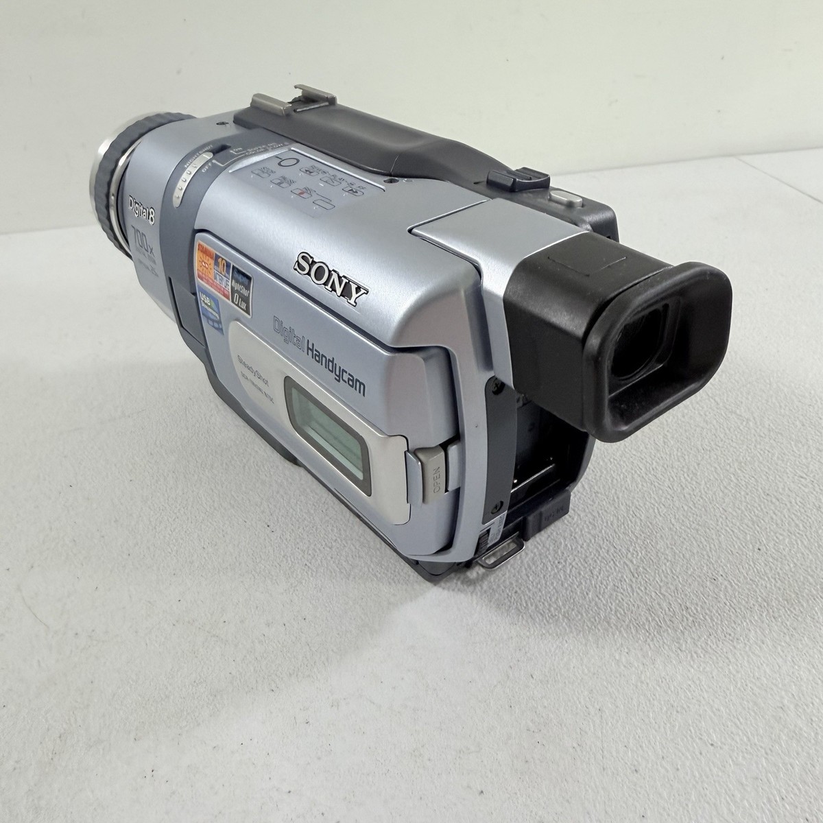 Sony Handycam DCR-TRV240 NTSC Digital 8 Hi8 Camcorder Nightshot
