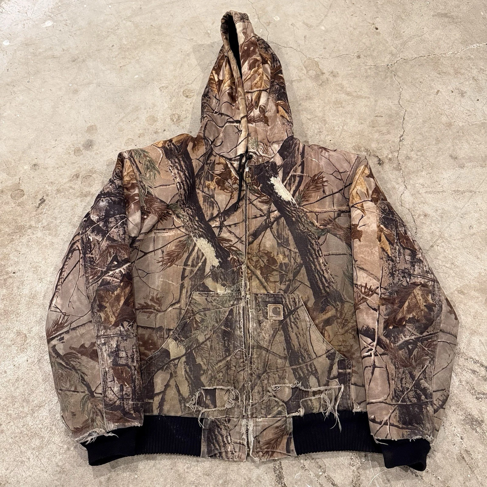 Vintage Carhartt Realtree Camo hooded Jacket J221 CAP Quilted Medium *THRASHED*