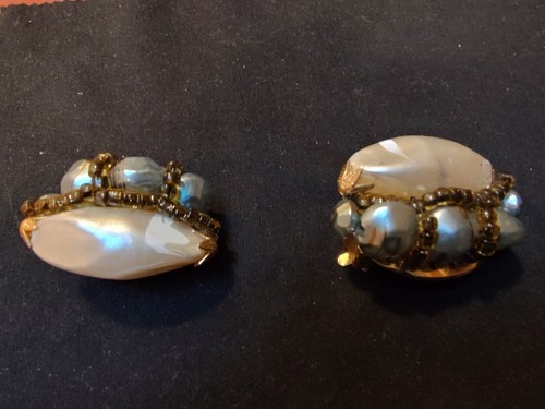 Costume jewelery - clip-on earings..beautiful! - Picture 2 of 8