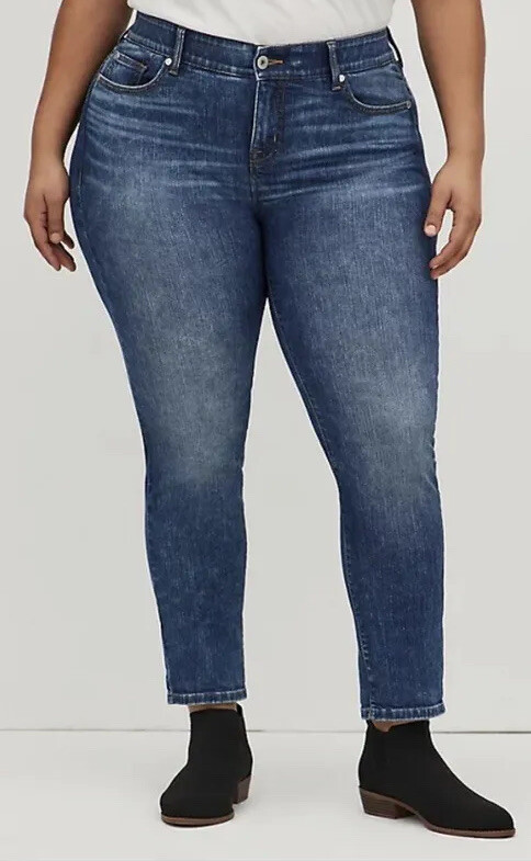 BOMBSHELL STRAIGHT JEAN - PREMIUM STRETCH MEDIUM WASH
