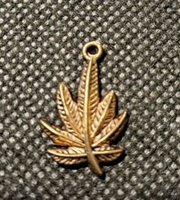 MARIJUANA CANNABIS LEAF PENDANT CHARM  e4413UXX