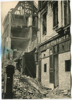 WWII PRESS PHOTO: RUINED BUILDINGS & DEBRIS VIEW ON BERLIN STREET MAY 1945