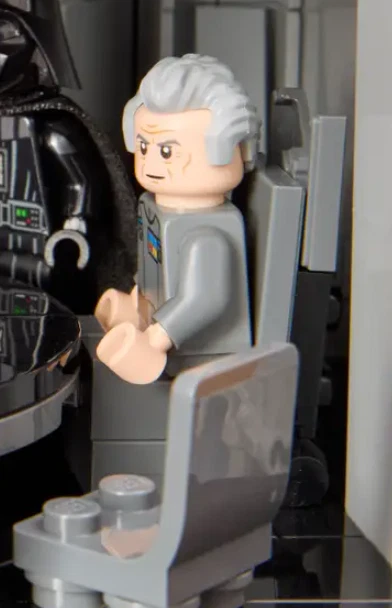 LEGO Star Wars Grand Moff Tarkin EXCLUSIVO Minifigura Estrella de la Muerte 75419, en mano Foto 4 de 4