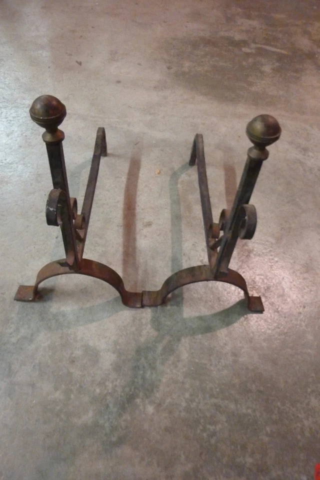 Chenets anciens en fer forgé - boules dorées sur le dessus - Photo 3/3