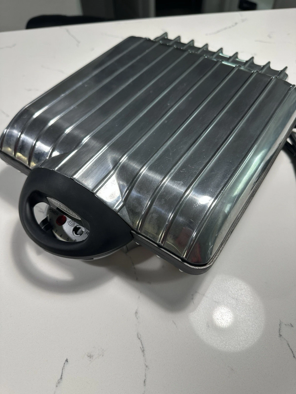 VillaWare Model 2001 UNO Belgian Waffler Maker 4-SQ Chrome New/Old Stock