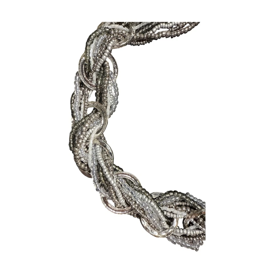Collar llamativo de cuentas trenzadas tono plata ERICA LYONS EL409 Foto 3 de 4