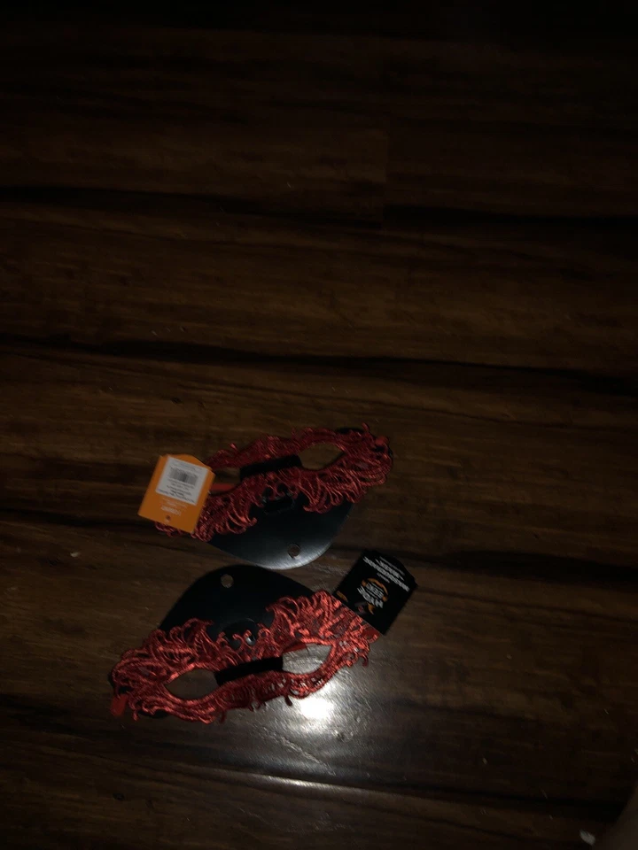 Lote de 2 Mascaradas de Encaje Rojo Adulto Halloween Mardigras Hyde & Eek! Nuevo Foto 2 de 2