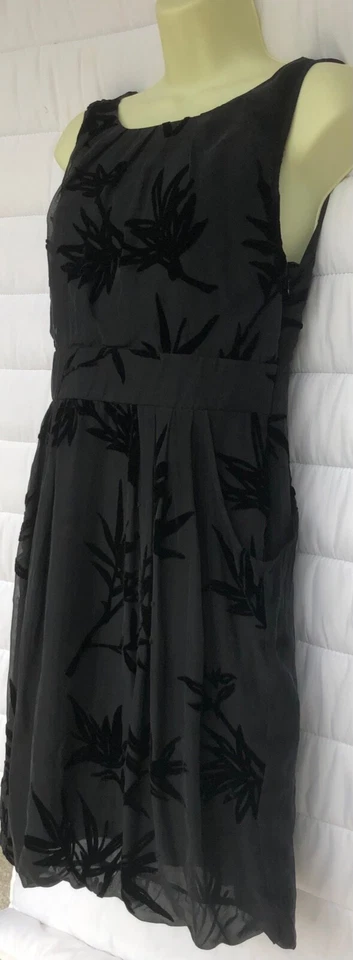 Vestido Traffic People Espalda de Seda Diseño Floral Forrado, Sin Mangas Talla Mediana -10 Foto 3 de 4