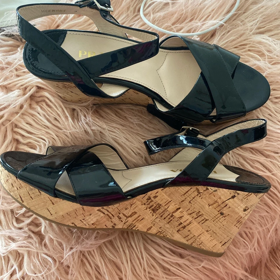 Cuñas Prada sin usar. Increíble estado, sin arañazos. Foto 2 de 3