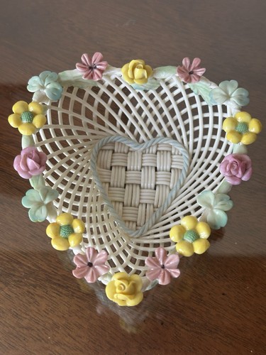 Belleek geflochtener Herzkorb mit Blumen am Rand Netzgitter - Bild 4 von 15