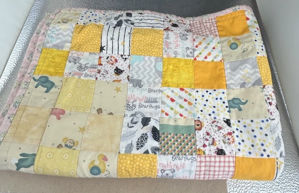 "Manta de bebé vintage hecha a mano con retazos animales amarillos ovejas gato 40"" X28""" Foto 3 de 4