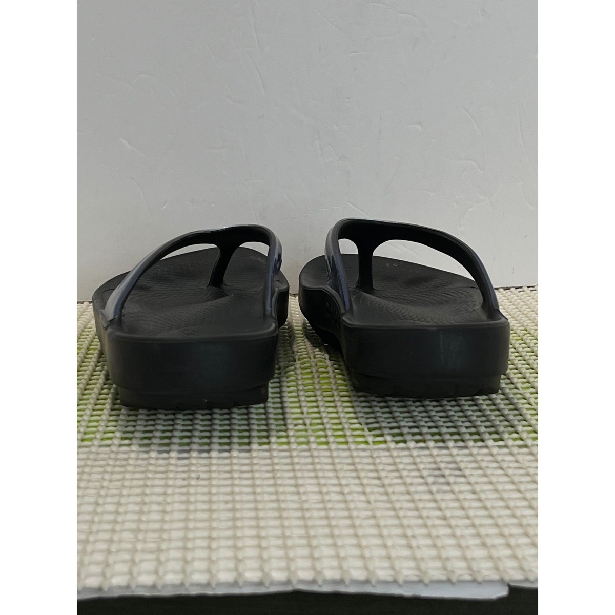 OOFOS OOlala Recovery Sandals Women's 9 Black Iridescent Purple Metallic Thong View 6
