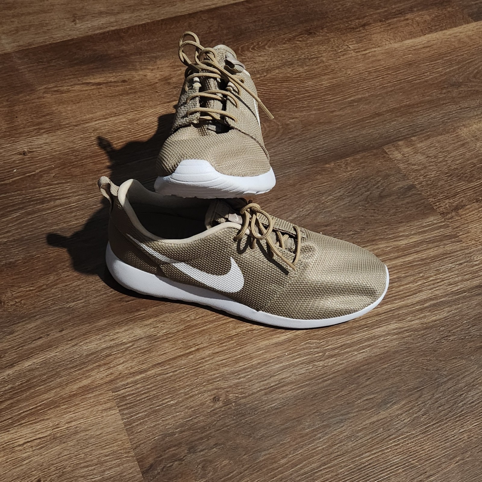 Nike Roshe One men size 9.   Unisex style. The shoe is in go