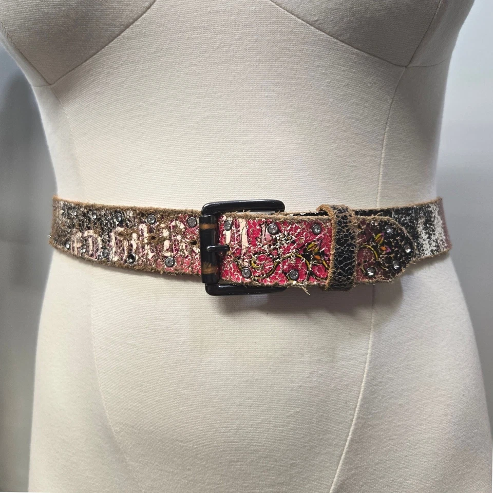 Cinturón de cuero gráfico tatuaje Ed Hardy Y2K mediano estrás ropa de calle desgastado Foto 3 de 4