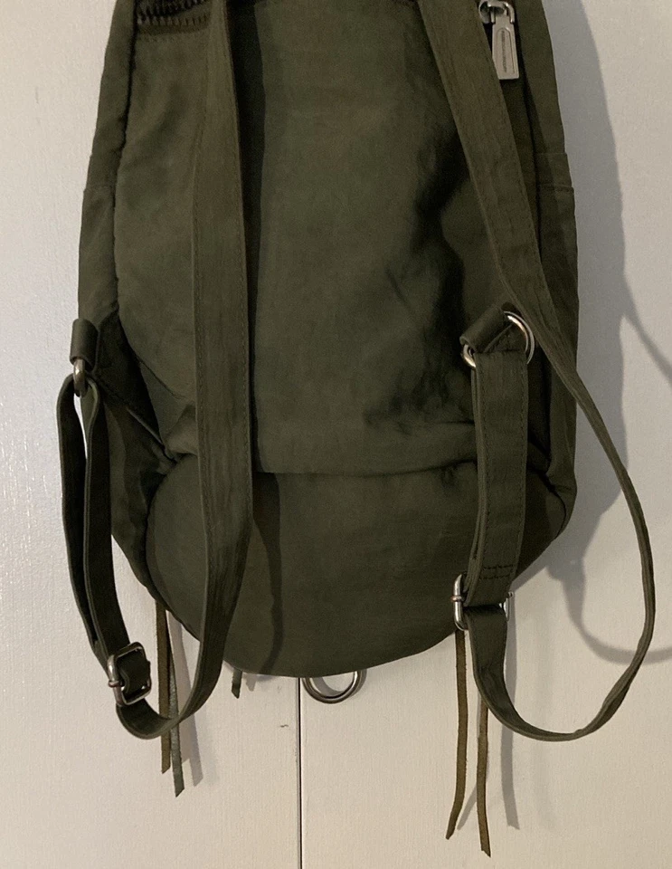 Mochila Rebecca Minkoff Julian de nailon caqui con herrajes plateados Foto 4 de 4