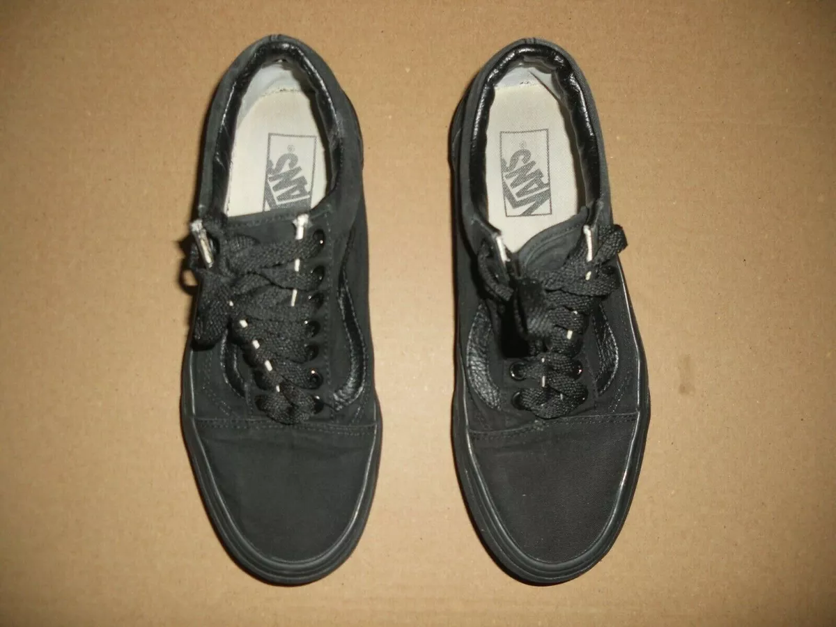 Plain black deals sneakers womens