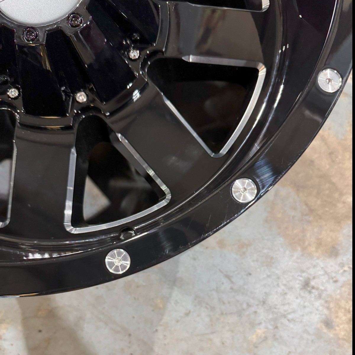 MO96281068324N / Moto Metal MO962 18x10 6x5.5 -24mm Black Milled