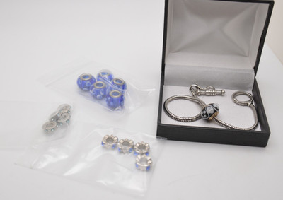 Silver tone toggle bracelet w/ European slide bead +13 more beads (blues) JA18