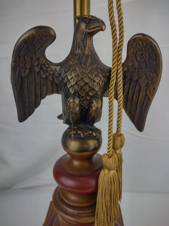 29-дюймовая высокая латунная настольная лампа с деревянным основанием времен гражданской войны с американским белоголовым орлом - Изображение 3 из 4