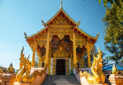 Wandbild: Wat Phrathat Doi Kham, Buddha-Pagode und goldener Chedi in [...]