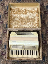 ANTIQUE 1937 SOPRANI PETITE MOTHER OF PEARL ACCORDION & CASE ITALY FOR PARTS WOW