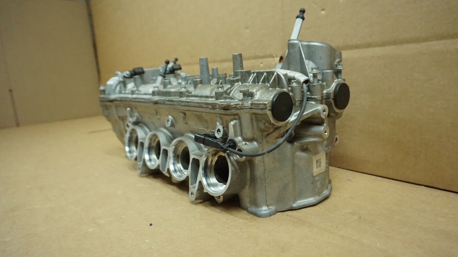 2016-2018 ASTON MARTIN VANTAGE 4.0 V8 LEFT SIDE ENGINE MOTOR CYLINDER HEAD OEM