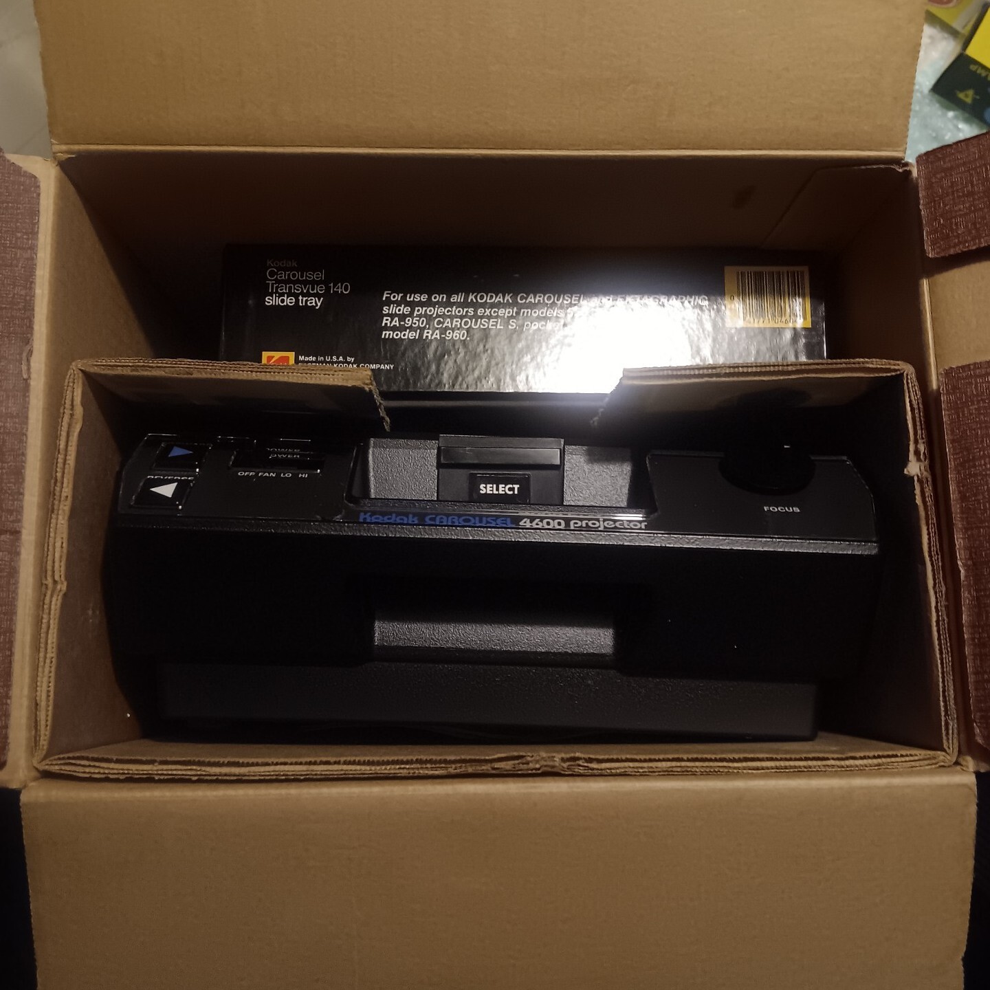 KODAK Carousel 4600 Slide Projector W Extra Lamps 140 Slide Tray