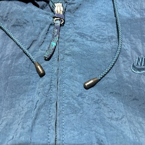 Chaqueta cortavientos vintage Nike para hombre L logotipo clásico azul estilo cuello graffiti - Imagen 3 de 12