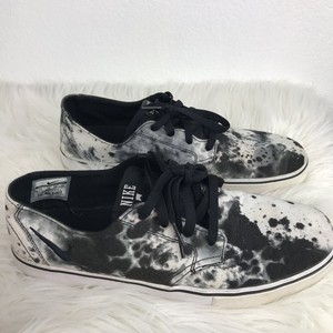 nike black and white splatter shoes