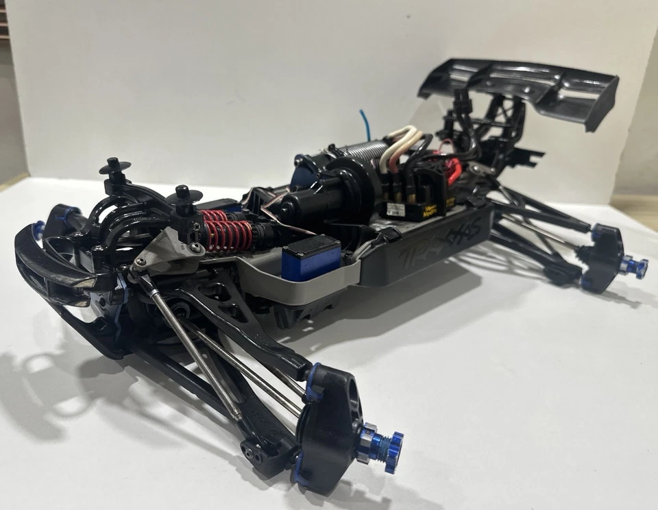 Traxxas e Revo 1.0 - Brushless Monster Truck 1/8 Scale 6s Castle Mamba. No Tyres - Image 3 of 4