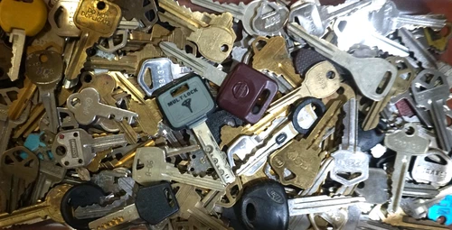 Nice lot of keys 3 LBS - product listing photo