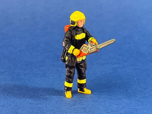 1:43 FIRE RESCUE FIREFIGHTER DOLL RESIN Equipped with firefighting equipment - Picture 2 of 13