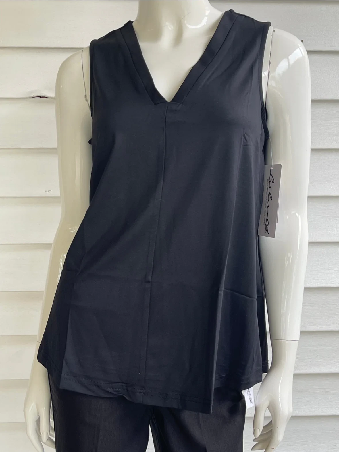 Lulu-B Ladies Black Sleeveless V-Neck Pullover Blouse w/ UPF50+ Sun Protection