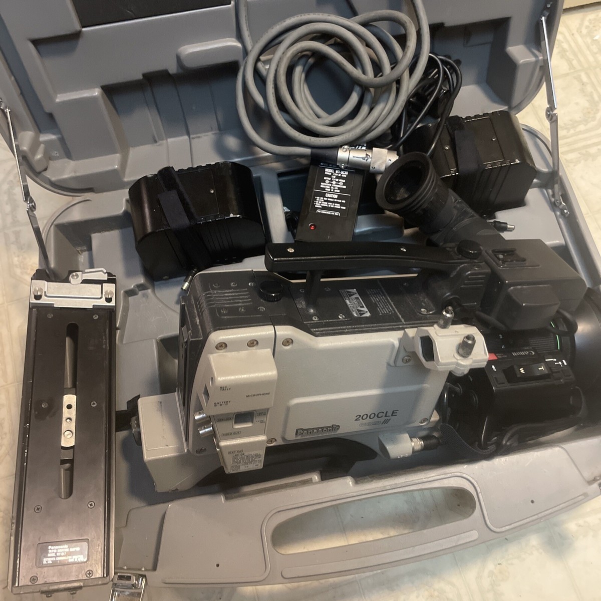 Panasonic 200CLE CCD WV-F200 W/ Canon TV Lens 2 Batteries Charger