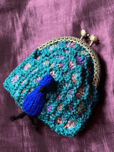 Peacock Coin Purse Knitting Pattern to knit your own novelty purse with a clasp - Afbeelding 1 van 11