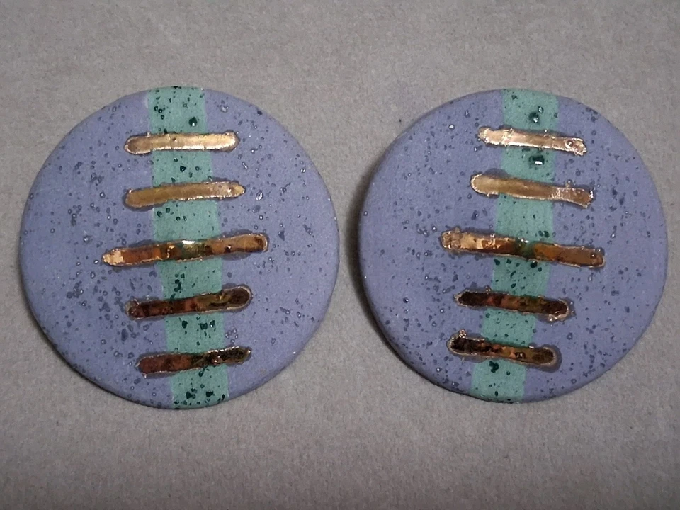 Pendientes redondos de cerámica, morado lavanda, rayas doradas, gran declaración Foto 2 de 4