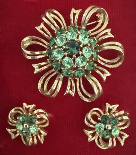 Vintage Signed LISNER Goldtone Green Brooch and Earrings Set Clipon