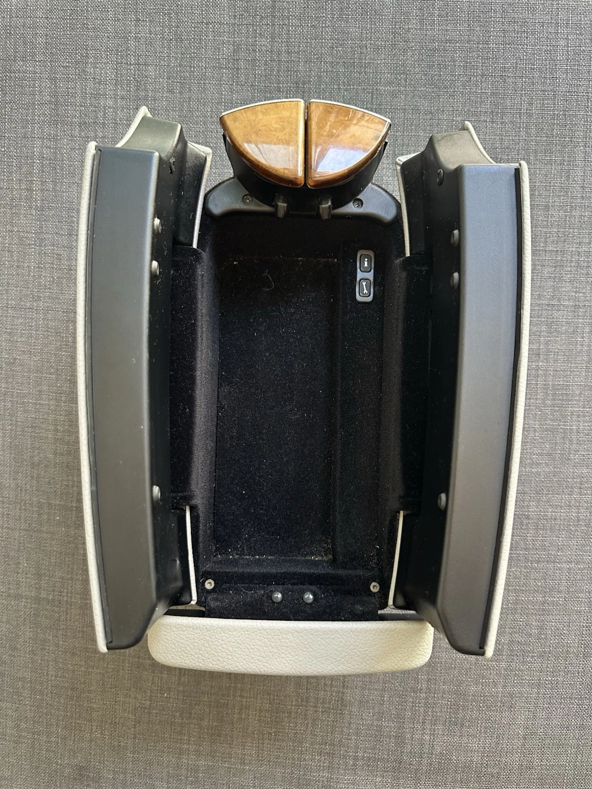 03-05 Mercedes W211 E55 E320 E350 consola central reposabrazos 838A pestillo gris OEM - Imagen 5 de 8