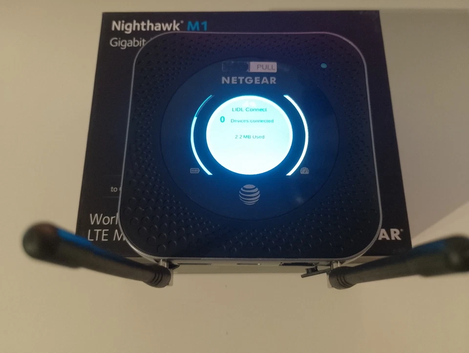 Netgear Nighthawk M1 MR1100 mobiler Hotspot Router mit Antennen
