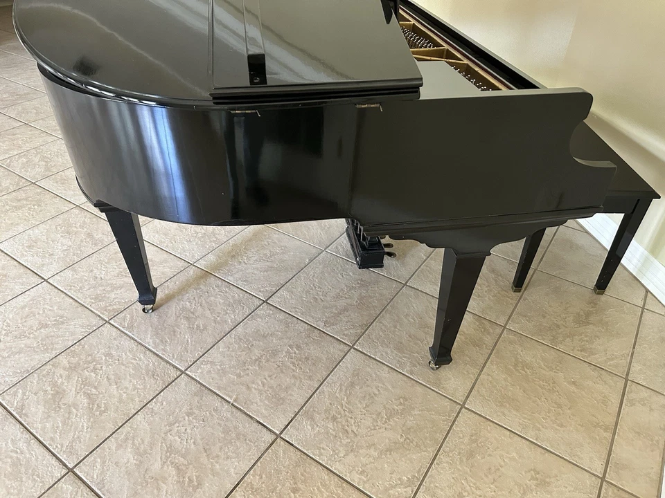 Piano de cola Kimball Baby negro con banco Foto 2 de 4