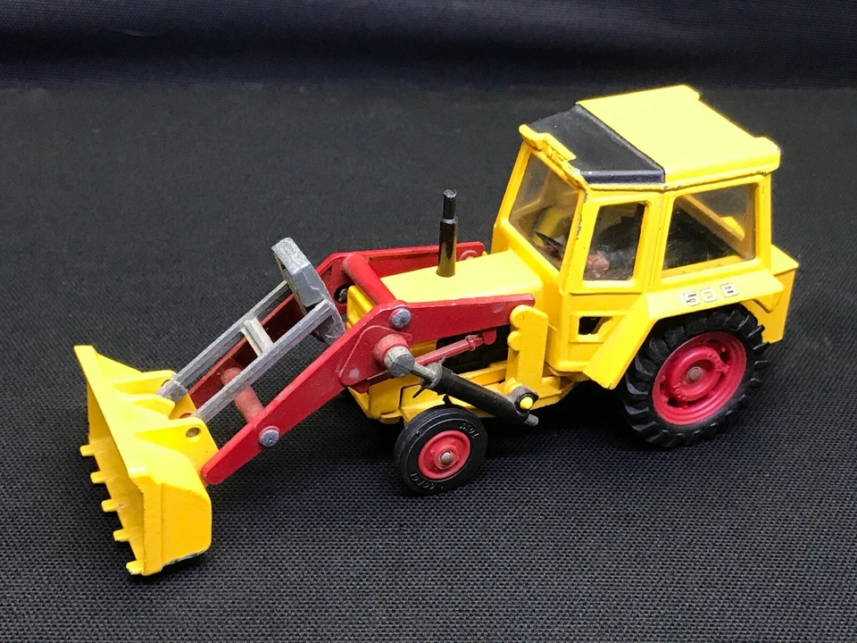 Massey Ferguson Tractor Corgi Diecast MF506 Made in Great Britain Scale 1:43 - Image 2 of 4