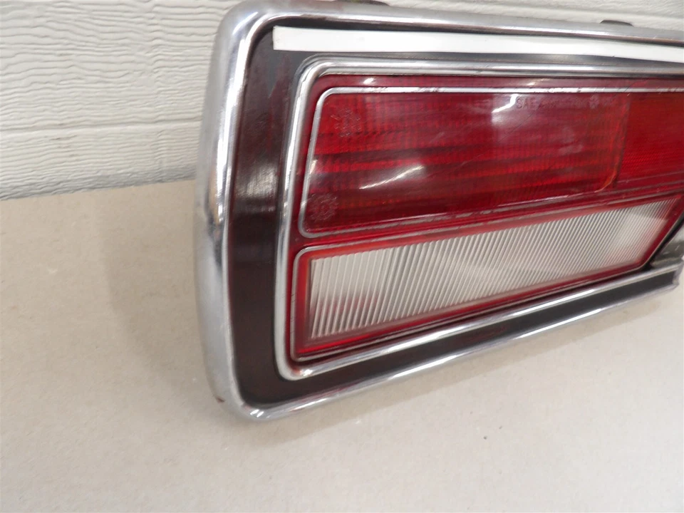 LUZ TRASERA LADO CONDUCTOR IZQUIERDA MONTAJE DODGE ASPEN 1976-1977 -EXC STATION WAGON Foto 2 de 4