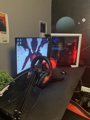 Highend-Gaming PC mit Monitor und Zubehör