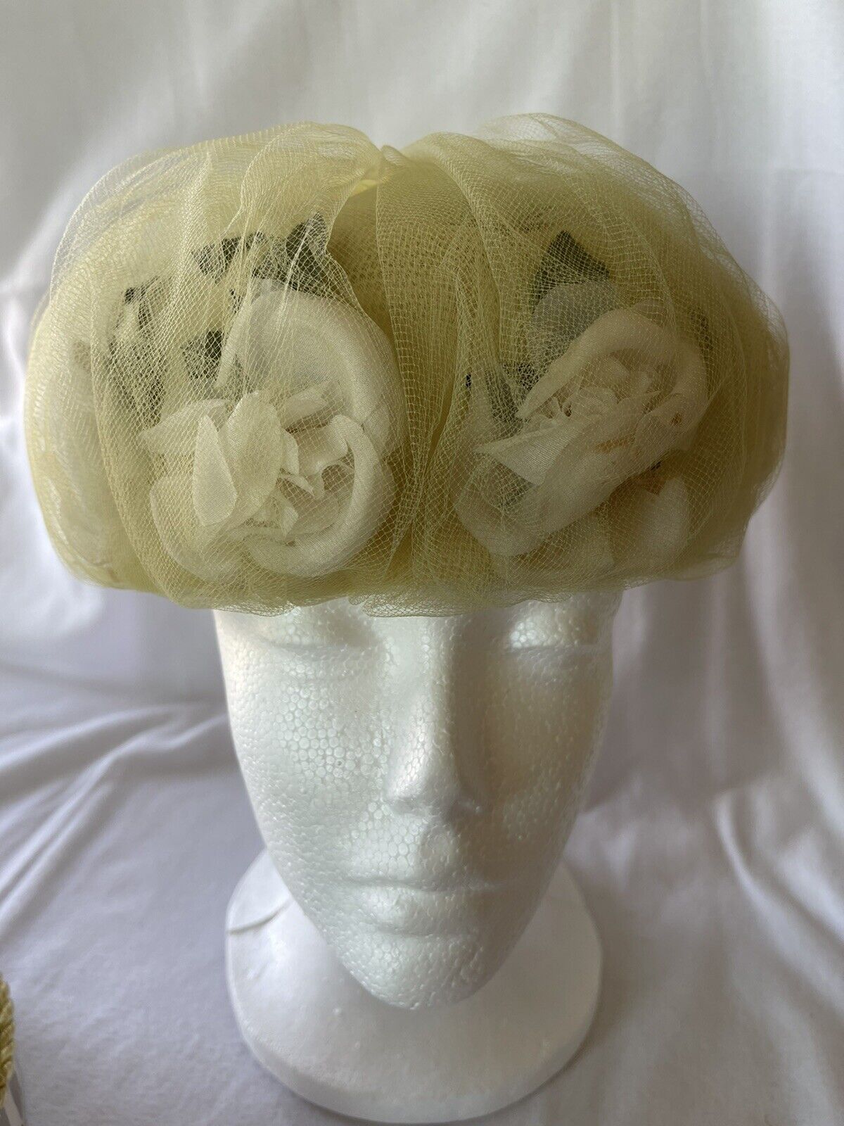 Ladies Vintage 1960’s Floral and Netting Hat With… - image 2