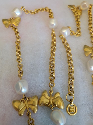 Collana Vintage Givenchy Grande Pennello Audace Tono Oro Farfalla Cuore Finta Perla - Foto 3 di 12