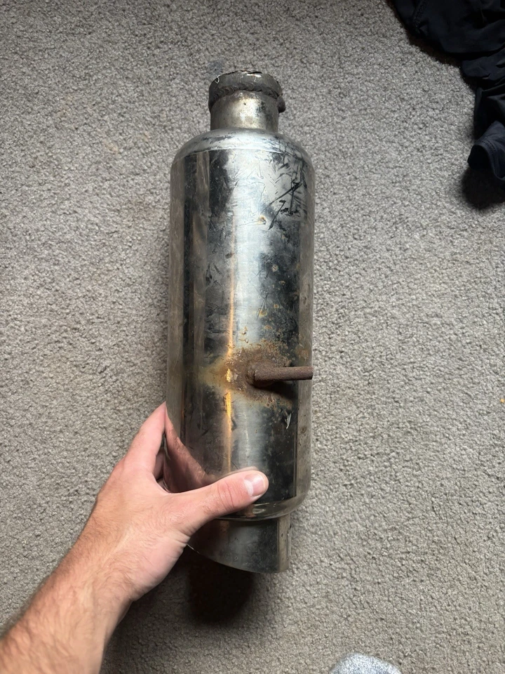 Silenciador redondo universal soldado DC Sports EX-5016 - 2,25" entrada - 3,25" 5" punta inclinada Foto 4 de 4